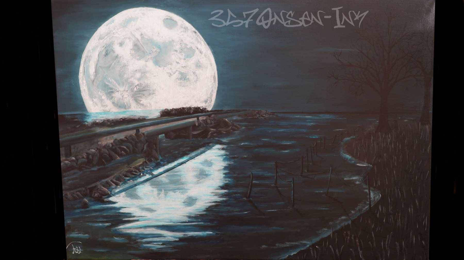 Nächtliche Landschaft mit großem Mond und reflektierendem Wasser